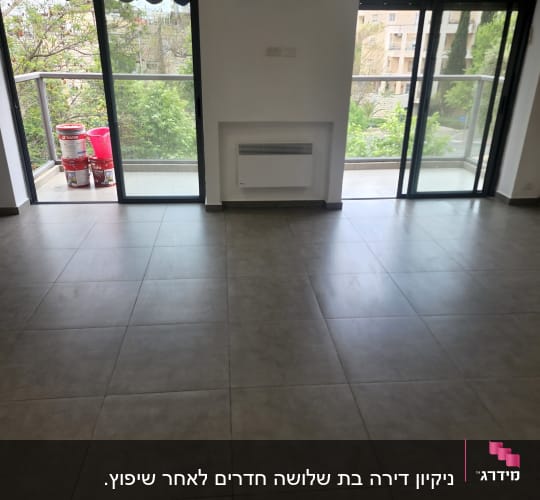 דלי ורוד ומיכלי צבע במרפסת